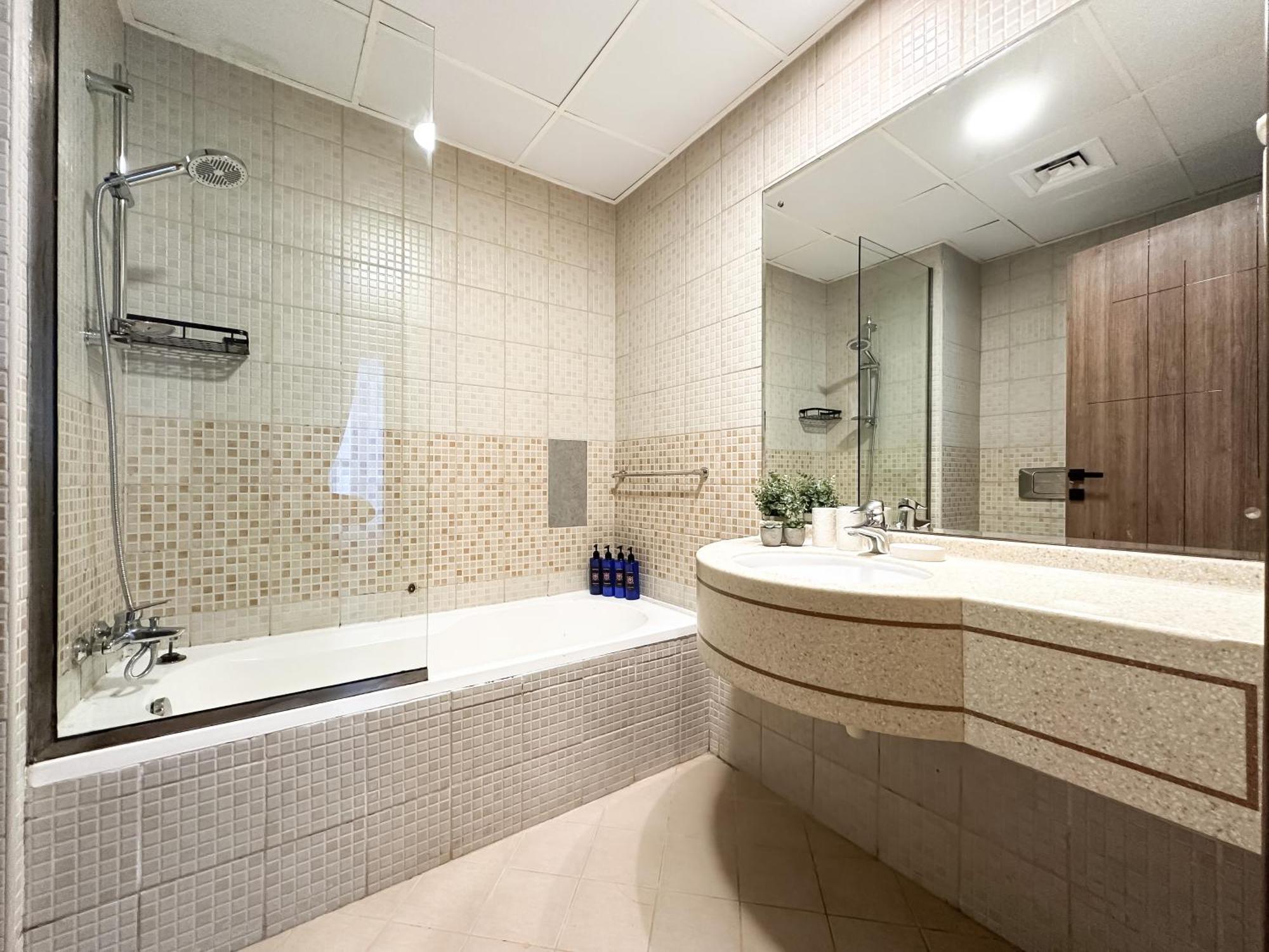 Trophy Starlight Lux Upgraded 1br In Marina * Dubai