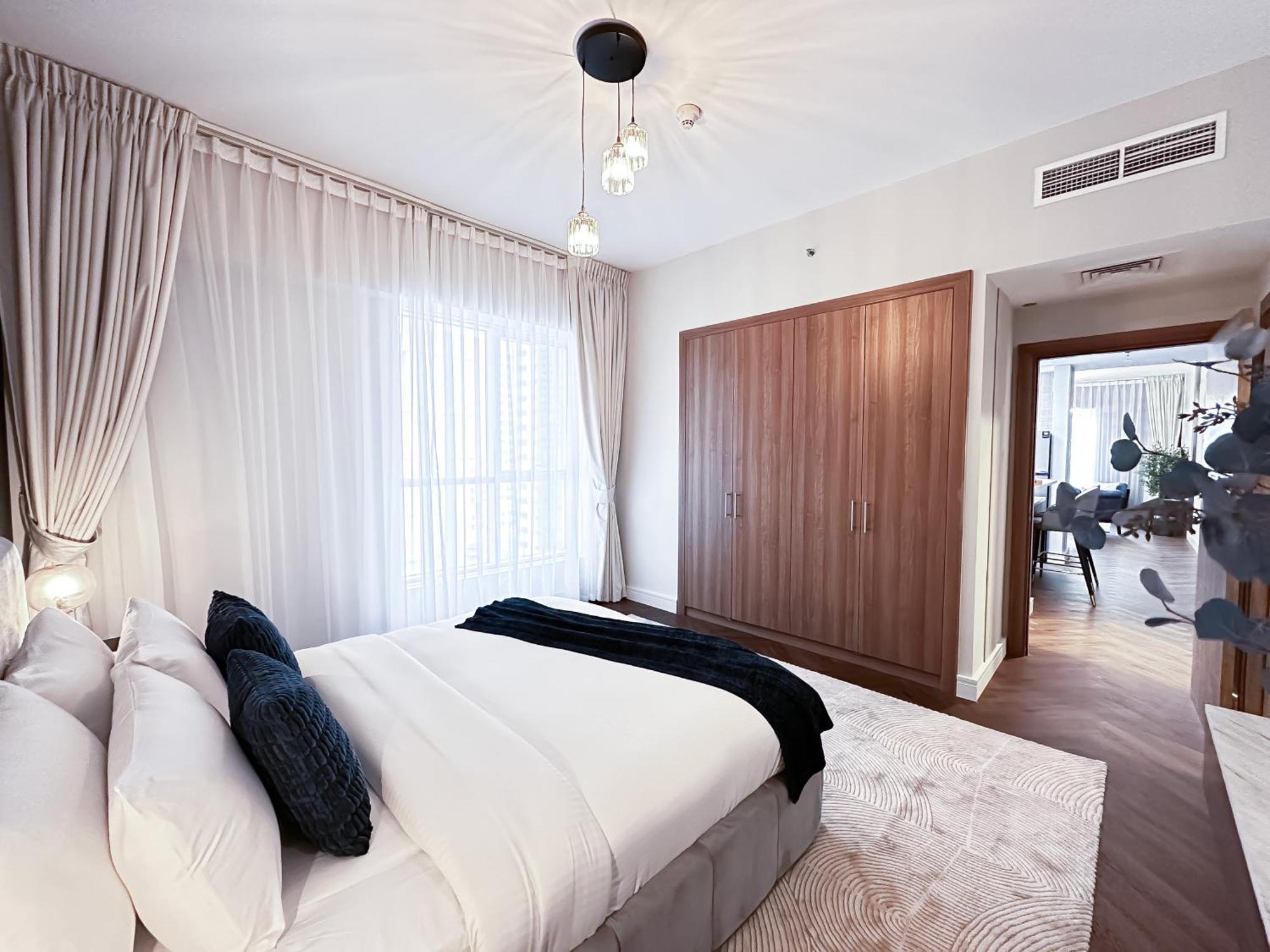 Trophy Starlight Lux Upgraded 1br In Marina Apartment